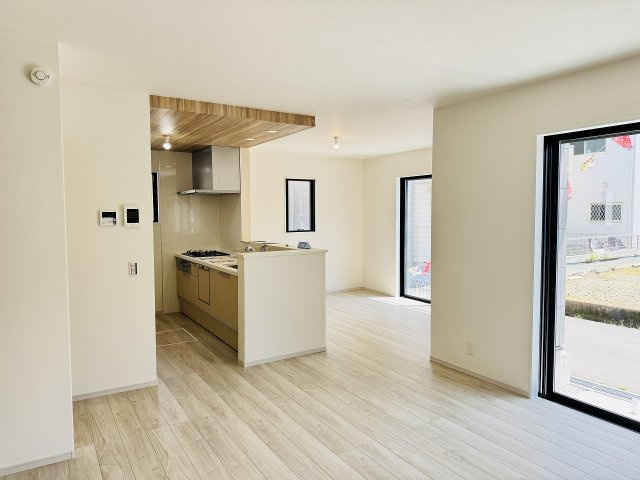 八王子市　高尾町　新築一戸建て　１期の居間・リビング|～19.0帖の明るいLDKで、家族団欒の時間をお過ごしいただけます～