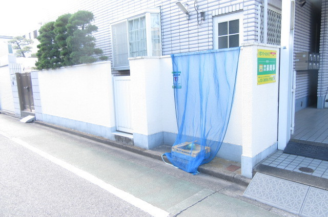 小岩ファミールカメリヤのその他共用部分|敷地内専用ごみ置き場有ります。