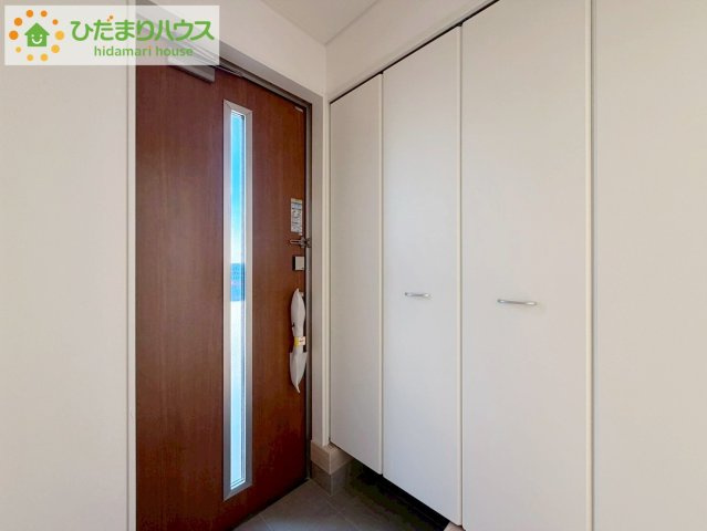 いわき市常磐西郷町第１０　新築戸建　2号棟の玄関|スニーカーマニアも納得の天井まであるシューズボックス!(^^)!