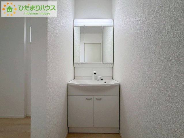 いわき市常磐西郷町第１０　新築戸建　2号棟の独立洗面台|大きな三面鏡の独立洗面。鏡の後ろは収納となっているのでスッキリと整理できます！