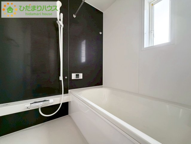 いわき市常磐西郷町第１０　新築戸建　2号棟の浴室|"何歳まで一緒に入ってくれるだろうか・・・。
広いお風呂は、お子様と一緒に入るバスタイムがより楽しくなります。"