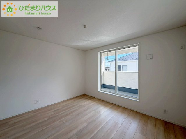 いわき市常磐西郷町第１０　新築戸建　2号棟の寝室|バルコニーに面していて、たっぷり光りの入る明るい主寝室です！