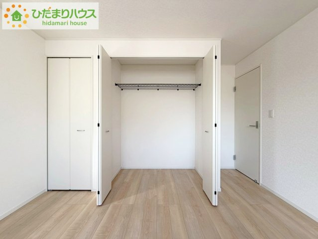 いわき市常磐西郷町第１０　新築戸建　2号棟の収納|ゆとりのあるクローゼットが付いているので、お部屋もスッキリ片付き、朝の身支度もスムーズにできます。バルコニーと繋がるお部屋ですのでお布団などの大きな洗濯物もそのまま干して便利♪