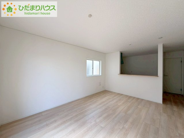いわき市常磐西郷町第１０　新築戸建　2号棟の居間・リビング|家族との大切な時間を多く過ごすリビング。ゆったりとした広さのある空間で会話も弾みます♪大きい窓からは明るい日差しが差し込みます。居心地の良いリビングでおうち時間を楽しんで！
