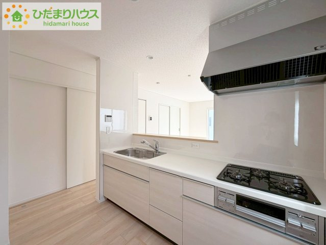 いわき市常磐西郷町第１０　新築戸建　2号棟のキッチン|シンプルなシステムキッチン♪広々としていてお料理をするのにも十分な広さがあります！お子様とお菓子作りをしたり、新しいお料理に挑戦したり毎日の家事が楽しくなりそうです！