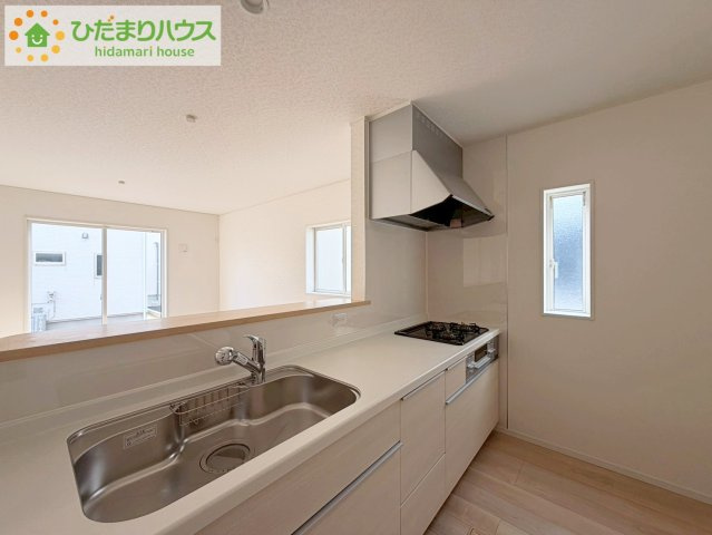 いわき市常磐西郷町第１０　新築戸建　2号棟のキッチン|カウンターは少し高くなってますので、手元が隠れて来客からは見えにくくなってます♪