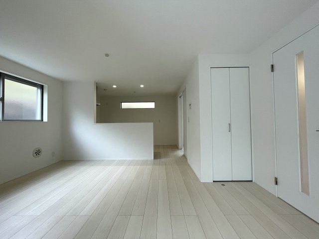 小さなお子様いらっしゃるご家族の皆様へ！ココ、うってうけの間取りです！キッチン横をお子様部屋に出来る安心感ったらありゃしない！な、【港北区篠原西町】新築戸建の居間・リビング