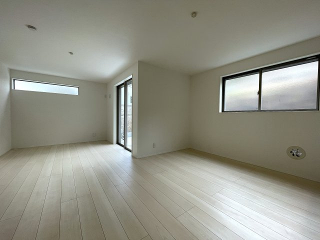 小さなお子様いらっしゃるご家族の皆様へ！ココ、うってうけの間取りです！キッチン横をお子様部屋に出来る安心感ったらありゃしない！な、【港北区篠原西町】新築戸建の居間・リビング