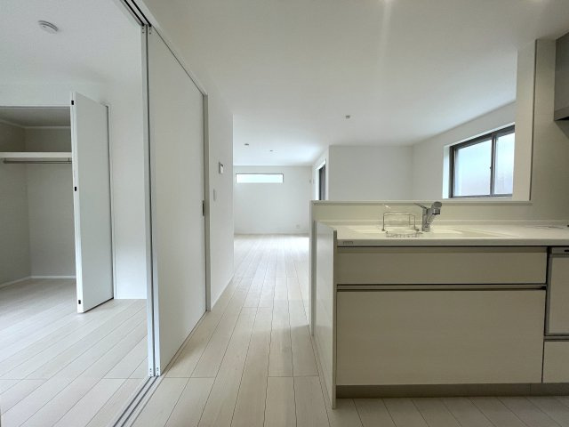 小さなお子様いらっしゃるご家族の皆様へ！ココ、うってうけの間取りです！キッチン横をお子様部屋に出来る安心感ったらありゃしない！な、【港北区篠原西町】新築戸建の居間・リビング|使いやすいリビングです