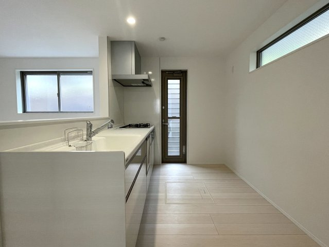 小さなお子様いらっしゃるご家族の皆様へ！ココ、うってうけの間取りです！キッチン横をお子様部屋に出来る安心感ったらありゃしない！な、【港北区篠原西町】新築戸建の居間・リビング|おしゃれなリビングです