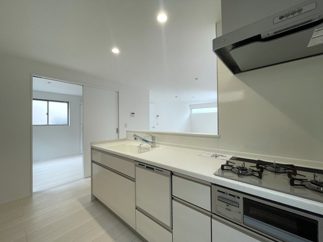 小さなお子様いらっしゃるご家族の皆様へ！ココ、うってうけの間取りです！キッチン横をお子様部屋に出来る安心感ったらありゃしない！な、【港北区篠原西町】新築戸建のキッチン|きれいなキッチンです