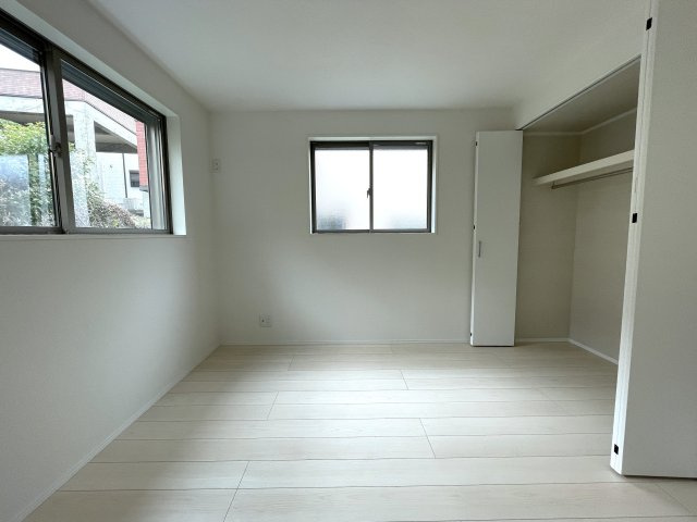 小さなお子様いらっしゃるご家族の皆様へ！ココ、うってうけの間取りです！キッチン横をお子様部屋に出来る安心感ったらありゃしない！な、【港北区篠原西町】新築戸建の洋室|広々とした洋室です