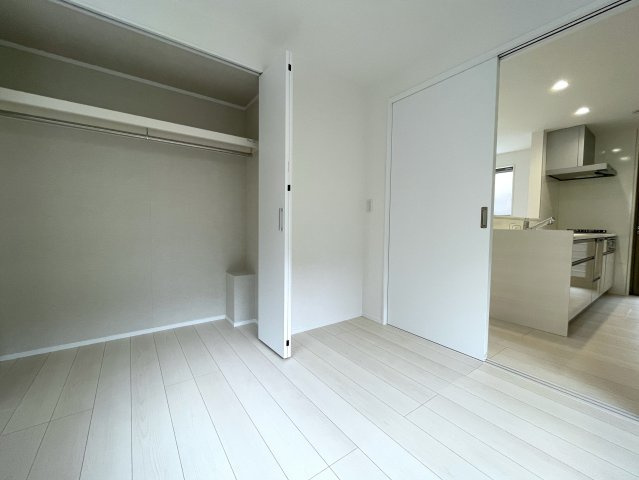 小さなお子様いらっしゃるご家族の皆様へ！ココ、うってうけの間取りです！キッチン横をお子様部屋に出来る安心感ったらありゃしない！な、【港北区篠原西町】新築戸建の洋室|使い勝手のいい洋室です