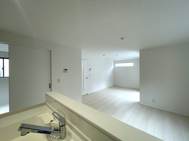 小さなお子様いらっしゃるご家族の皆様へ！ココ、うってうけの間取りです！キッチン横をお子様部屋に出来る安心感ったらありゃしない！な、【港北区篠原西町】新築戸建のキッチン|キッチンです