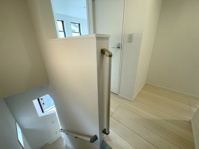 小さなお子様いらっしゃるご家族の皆様へ！ココ、うってうけの間取りです！キッチン横をお子様部屋に出来る安心感ったらありゃしない！な、【港北区篠原西町】新築戸建の内装|明るい室内です