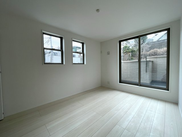 小さなお子様いらっしゃるご家族の皆様へ！ココ、うってうけの間取りです！キッチン横をお子様部屋に出来る安心感ったらありゃしない！な、【港北区篠原西町】新築戸建の洋室|個人の部屋や寝室として使える洋室です