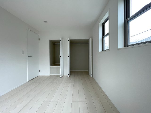 小さなお子様いらっしゃるご家族の皆様へ！ココ、うってうけの間取りです！キッチン横をお子様部屋に出来る安心感ったらありゃしない！な、【港北区篠原西町】新築戸建の洋室|スタンダードな洋室です