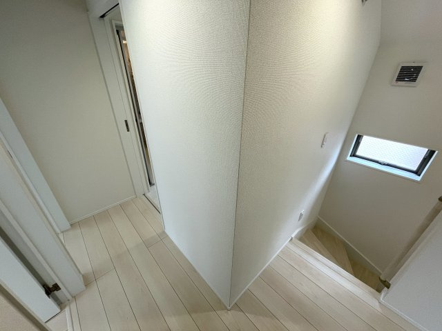 小さなお子様いらっしゃるご家族の皆様へ！ココ、うってうけの間取りです！キッチン横をお子様部屋に出来る安心感ったらありゃしない！な、【港北区篠原西町】新築戸建の内装|物件の内装です