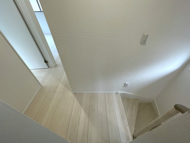 小さなお子様いらっしゃるご家族の皆様へ！ココ、うってうけの間取りです！キッチン横をお子様部屋に出来る安心感ったらありゃしない！な、【港北区篠原西町】新築戸建の内装|内装も気になるポイント