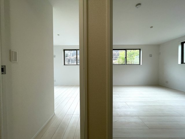 小さなお子様いらっしゃるご家族の皆様へ！ココ、うってうけの間取りです！キッチン横をお子様部屋に出来る安心感ったらありゃしない！な、【港北区篠原西町】新築戸建の洋室|スタンダードな洋室です