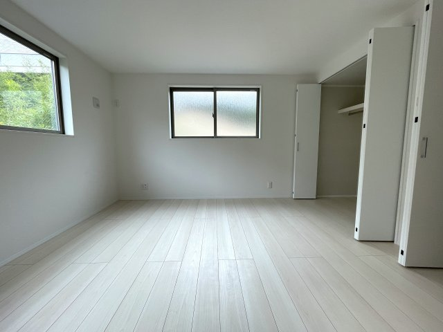 小さなお子様いらっしゃるご家族の皆様へ！ココ、うってうけの間取りです！キッチン横をお子様部屋に出来る安心感ったらありゃしない！な、【港北区篠原西町】新築戸建の洋室|広々とした洋室です