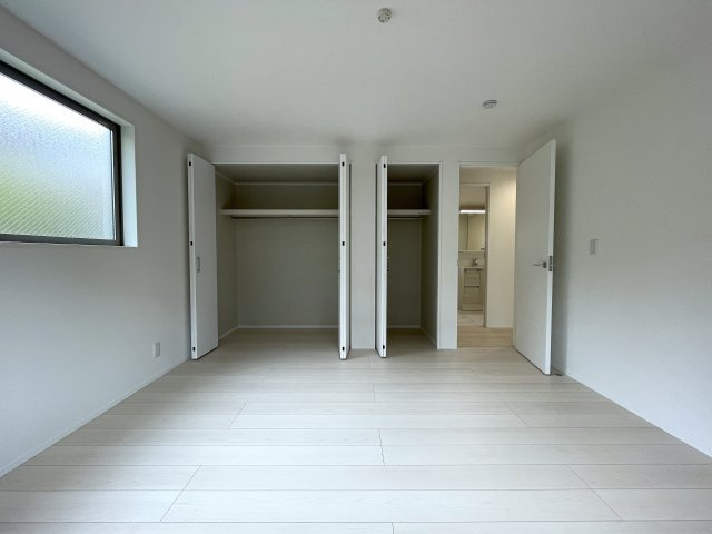 小さなお子様いらっしゃるご家族の皆様へ！ココ、うってうけの間取りです！キッチン横をお子様部屋に出来る安心感ったらありゃしない！な、【港北区篠原西町】新築戸建の洋室|個人の部屋や寝室として使える洋室です