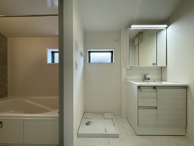 小さなお子様いらっしゃるご家族の皆様へ！ココ、うってうけの間取りです！キッチン横をお子様部屋に出来る安心感ったらありゃしない！な、【港北区篠原西町】新築戸建の独立洗面台|独立洗面台あり、毎朝おしゃれに忙しい女性の方におすすめです