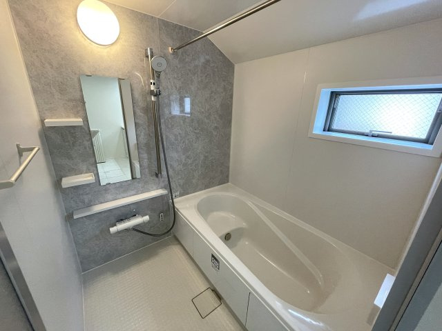 小さなお子様いらっしゃるご家族の皆様へ！ココ、うってうけの間取りです！キッチン横をお子様部屋に出来る安心感ったらありゃしない！な、【港北区篠原西町】新築戸建の浴室|コンパクトで使いやすいお風呂です
