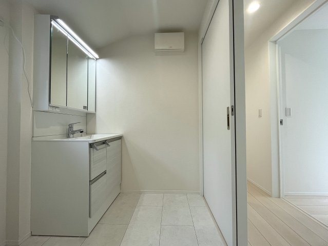 小さなお子様いらっしゃるご家族の皆様へ！ココ、うってうけの間取りです！キッチン横をお子様部屋に出来る安心感ったらありゃしない！な、【港北区篠原西町】新築戸建の独立洗面台|独立洗面台、小物を置くことができて便利です