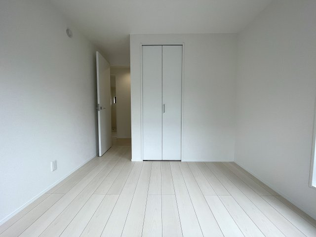 小さなお子様いらっしゃるご家族の皆様へ！ココ、うってうけの間取りです！キッチン横をお子様部屋に出来る安心感ったらありゃしない！な、【港北区篠原西町】新築戸建の洋室|使い勝手のいい洋室です