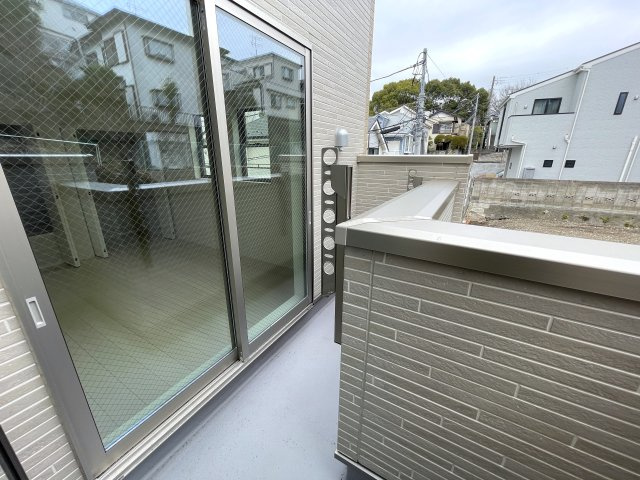 小さなお子様いらっしゃるご家族の皆様へ！ココ、うってうけの間取りです！キッチン横をお子様部屋に出来る安心感ったらありゃしない！な、【港北区篠原西町】新築戸建のバルコニー|バルコニーがあります