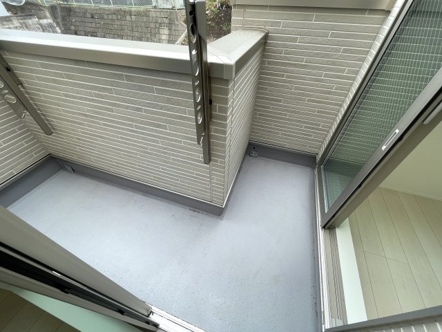 小さなお子様いらっしゃるご家族の皆様へ！ココ、うってうけの間取りです！キッチン横をお子様部屋に出来る安心感ったらありゃしない！な、【港北区篠原西町】新築戸建のバルコニー|陽当たり良好なバルコニーです