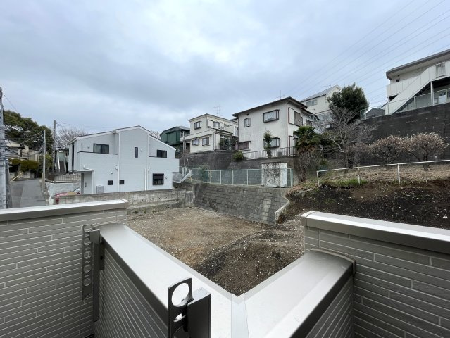 小さなお子様いらっしゃるご家族の皆様へ！ココ、うってうけの間取りです！キッチン横をお子様部屋に出来る安心感ったらありゃしない！な、【港北区篠原西町】新築戸建の展望