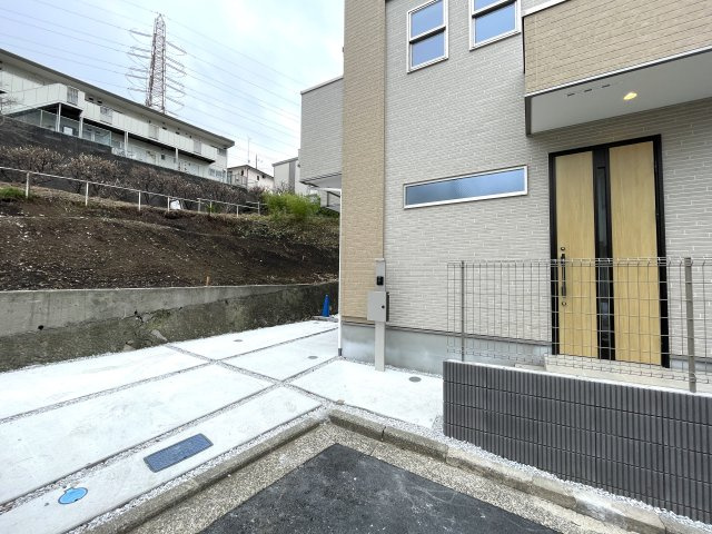 小さなお子様いらっしゃるご家族の皆様へ！ココ、うってうけの間取りです！キッチン横をお子様部屋に出来る安心感ったらありゃしない！な、【港北区篠原西町】新築戸建の駐車場|車をお持ちの方に嬉しい駐車場付きの物件です