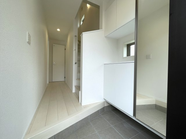 小さなお子様いらっしゃるご家族の皆様へ！ココ、うってうけの間取りです！キッチン横をお子様部屋に出来る安心感ったらありゃしない！な、【港北区篠原西町】新築戸建の玄関|毎日通る玄関はこちらです