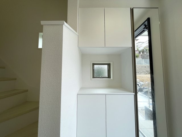 小さなお子様いらっしゃるご家族の皆様へ！ココ、うってうけの間取りです！キッチン横をお子様部屋に出来る安心感ったらありゃしない！な、【港北区篠原西町】新築戸建の玄関|玄関です