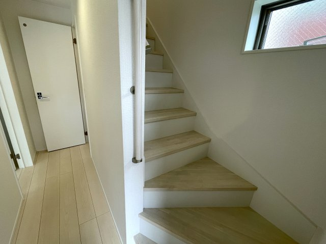 小さなお子様いらっしゃるご家族の皆様へ！ココ、うってうけの間取りです！キッチン横をお子様部屋に出来る安心感ったらありゃしない！な、【港北区篠原西町】新築戸建の玄関|収納もある玄関です