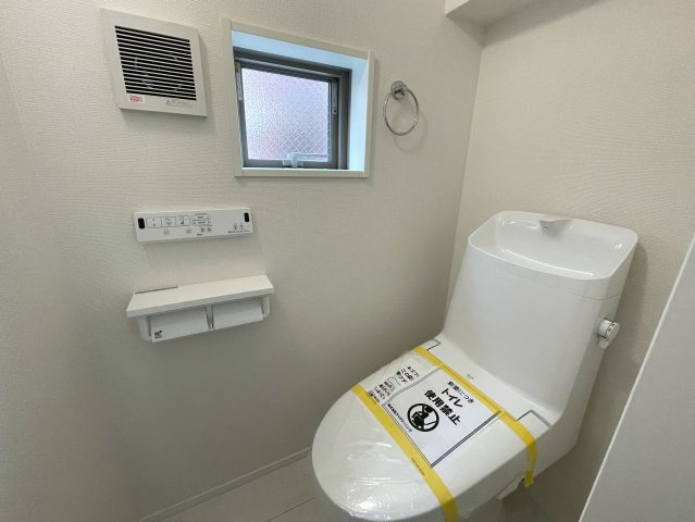 小さなお子様いらっしゃるご家族の皆様へ！ココ、うってうけの間取りです！キッチン横をお子様部屋に出来る安心感ったらありゃしない！な、【港北区篠原西町】新築戸建のトイレ|トイレもきれいです