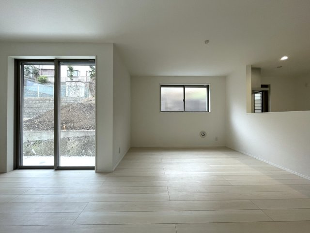 小さなお子様いらっしゃるご家族の皆様へ！ココ、うってうけの間取りです！キッチン横をお子様部屋に出来る安心感ったらありゃしない！な、【港北区篠原西町】新築戸建の居間・リビング|こちらのリビングで趣味の時間をお楽しみください