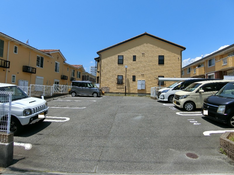 ラッフィナート・カーサ四番館の駐車場