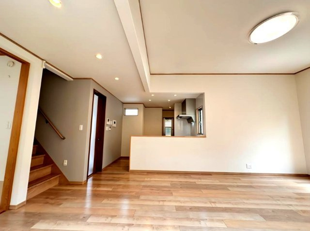 上ヶ原山田町の居間・リビング|天井高最大3メートル　開放感あふれるリビングです。
ご家族と穏やかに過ごす、心地の良い時間が流れます。