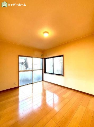 川口市安行領根岸　中古一戸建ての居間・リビング