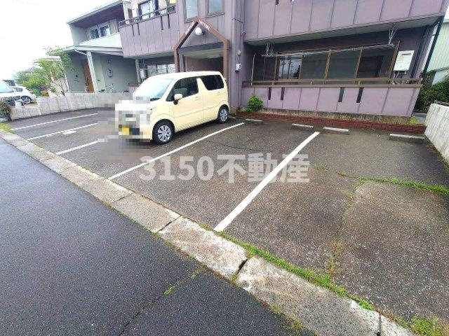ウエステージIの駐車場