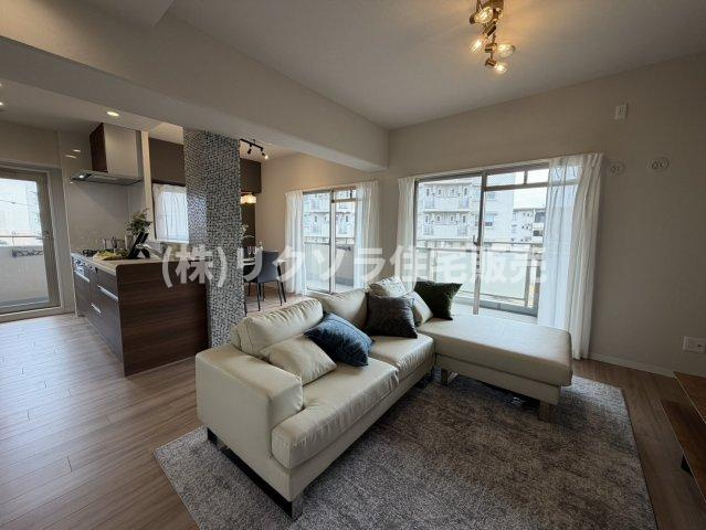 プライムコート高槻総持寺の居間・リビング|LDK18.0帖　床暖房付き
■物件内覧・資金計画相談・住宅ローン相談、リフォーム相談、お問合せ受付中■
※当日・翌日のご内覧、ご相談はお電話でのお問合せがスムーズです！