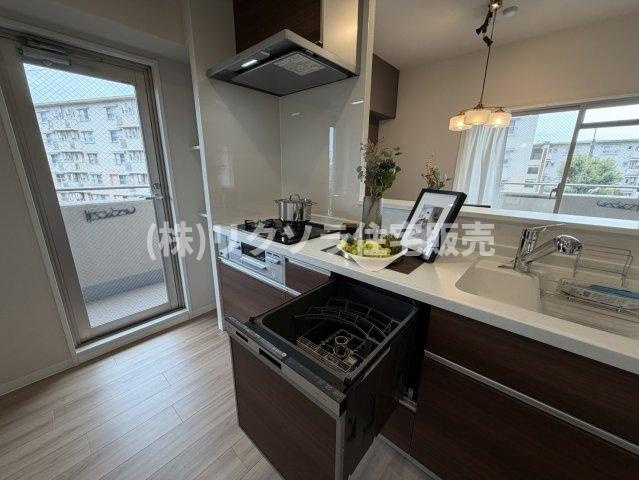 プライムコート高槻総持寺のキッチン|ビルトイン3口コンロ・食器洗い乾燥機付き
■物件内覧・資金計画相談・住宅ローン相談、リフォーム相談、お問合せ受付中■
※当日・翌日のご内覧、ご相談はお電話でのお問合せがスムーズです！