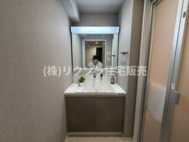 プライムコート高槻総持寺の独立洗面台|三面鏡付き独立洗面台
■物件内覧・資金計画相談・住宅ローン相談、リフォーム相談、お問合せ受付中■
※当日・翌日のご内覧、ご相談はお電話でのお問合せがスムーズです！