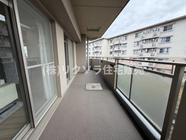 プライムコート高槻総持寺のバルコニー|L字型ワイドバルコニー　スロップシンク付き
■物件内覧・資金計画相談・住宅ローン相談、リフォーム相談、お問合せ受付中■
※当日・翌日のご内覧、ご相談はお電話でのお問合せがスムーズです！