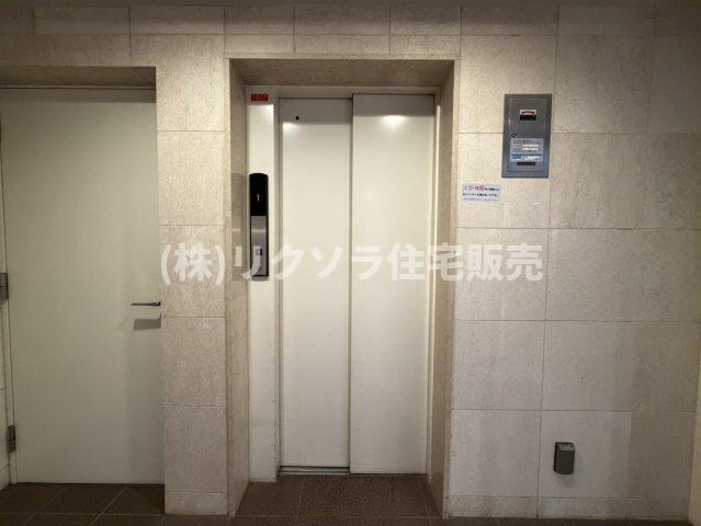 プライムコート高槻総持寺のその他共用部分|エレベーター1基
■物件内覧・資金計画相談・住宅ローン相談、リフォーム相談、お問合せ受付中■
※当日・翌日のご内覧、ご相談はお電話でのお問合せがスムーズです！
