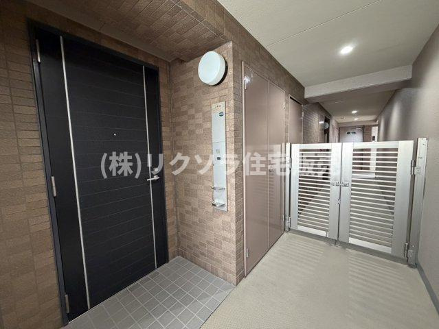 プライムコート高槻総持寺の玄関|ポーチ付き・角部屋
■物件内覧・資金計画相談・住宅ローン相談、リフォーム相談、お問合せ受付中■
※当日・翌日のご内覧、ご相談はお電話でのお問合せがスムーズです！