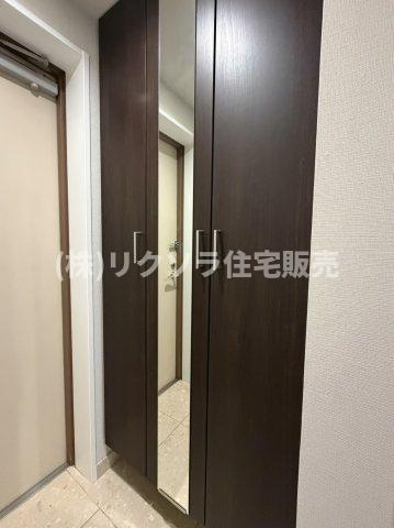 プライムコート高槻総持寺の収納|姿見付きシューズボックス
■物件内覧・資金計画相談・住宅ローン相談、リフォーム相談、お問合せ受付中■
※当日・翌日のご内覧、ご相談はお電話でのお問合せがスムーズです！